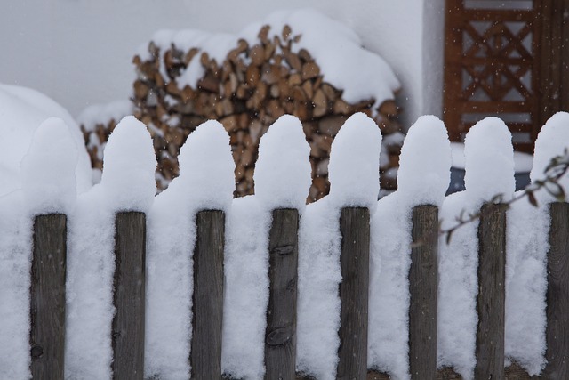 dřevěný plot v zimě